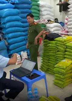 Hà Nội: Phát hiện hàng loạt vụ việc kinh doanh gạo ST25 giả mạo nhãn hiệu