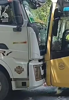Tuyên Quang: Va chạm trực diện giữa xe khách và xe đầu kéo