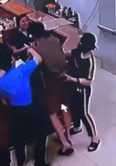 Công an làm việc với người đàn ông tấn công nhân viên y tế tại Nghệ An