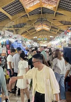 Nhiều cửa hàng chỉ nhận tiền mặt, nếu chuyển khoản thêm thuế 8%