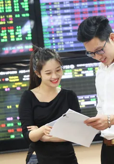 VN-Index tiến sát 1.350 điểm