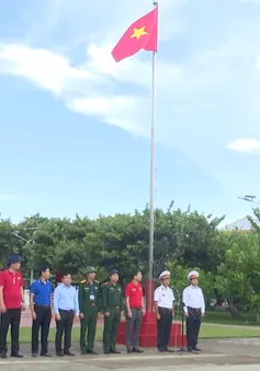 Chào cờ ở Trường Sa
