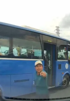 Đình chỉ tài xế xe buýt tạt đầu ô tô con