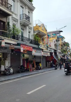 Nhiều hộ kinh doanh trên "đất vàng" Hà Nội đóng cửa bất thường