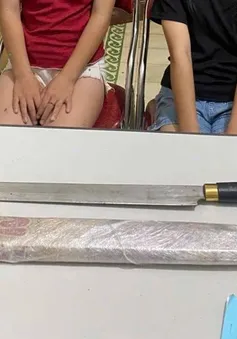 Bị trêu chọc, hai nữ sinh 12 tuổi mang dao dài 50cm tìm bạn “nói chuyện”
