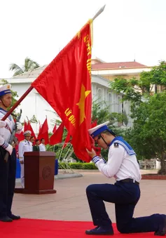 Chiến sĩ hải quân mới tuyên thệ dưới Quân kỳ Quyết thắng