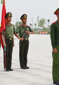 Gần 2.000 chiến sĩ công an luyện tập diễu binh ở thao trường Đại Yên