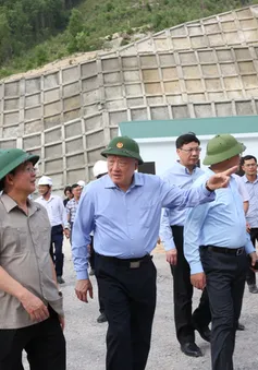 Phó Thủ tướng Thường trực Nguyễn Hòa Bình thị sát, kiểm tra dự án giao thông đoạn Quy Nhơn - Chí Thạnh