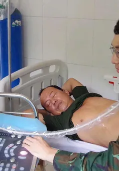 Đảo Trường Sa cấp cứu kịp thời ngư dân tàu cá Quảng Nam bị đau quặn thận