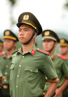 Khối nam sĩ quan kỹ thuật nghiệp vụ phơi mình giữa “chảo lửa” chuẩn bị cho diễu binh 2/9