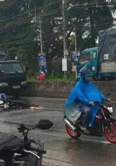 Trượt ngã dưới mưa, hai cô gái bị container cán tử vong
