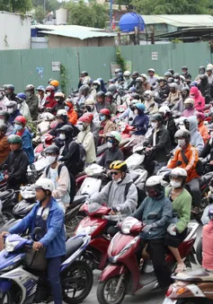 TP Hồ Chí Minh: Cấm xe máy vào đường dẫn cao tốc, nút giao An Phú kẹt cứng
