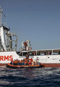 Giải cứu 54 người di cư mắc kẹt trên giàn khoan ở Địa Trung Hải