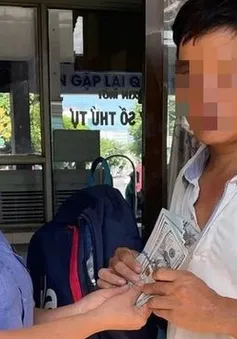 Nhân viên ga trả lại ba lô 2.200 USD cho hành khách bỏ quên