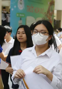 Thí sinh tự tin rời phòng thi sau bài thi chuyên vào lớp 10