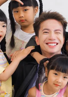 S.T Sơn Thạch lần đầu làm bố chăm 5 con: Cột tóc, dọn giường, đi chợ, nấu ăn