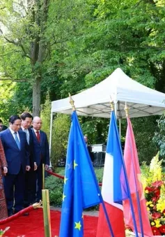 Thủ tướng đặt vòng hoa và thăm khu tưởng niệm Chủ tịch Hồ Chí Minh tại Montreuil