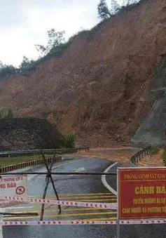 Mưa như trút nước gây ngập úng, sạt lở ở nhiều nơi tại TP Huế