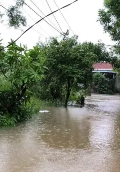 Đi giúp con gái chống lũ, người đàn ông bị điện giật tử vong