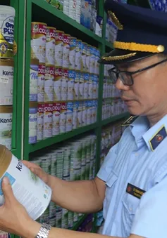 Phát hiện kho hàng lậu nằm ngay giữa trung tâm Hà Nội