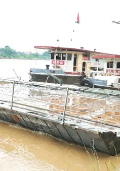 Phú Thọ: Công binh dùng phà quân sự thay thế cầu phao Phong Châu