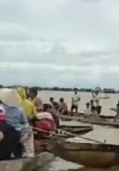 Thuyền lật giữa dòng lũ, một người sống sót, hai người thiệt mạng