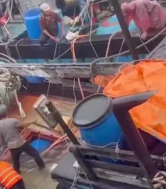 Bộ đội Biên phòng thành phố Huế kịp thời cứu hộ tàu cá bị chìm