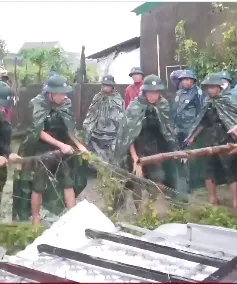 Khắc phục hậu quả lốc xoáy ở Hà Tĩnh
