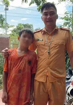 Thượng úy CSGT Nghệ An lao xuống dòng nước lũ cứu cháu bé thoát nạn