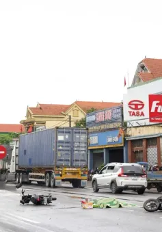 Sau va chạm xe máy, người đàn ông văng ra đường, bị xe container cán tử vong