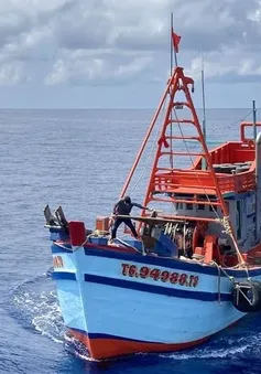 Tàu cảnh sát biển kịp thời cứu thuyền viên bị dây tời cuốn vào người