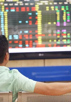 VN-Index áp sát mốc 1.350 điểm