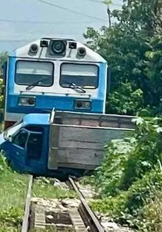 Xe tải tắt máy giữa đường ray, bị tàu hỏa tông nát, tài xế may mắn thoát nạn