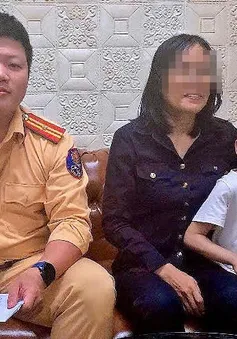 CSGT tìm người thân cho bé trai 6 tuổi đi lạc ở bến xe Mỹ Đình