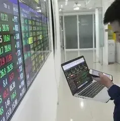 VN-Index chưa thể chinh phục mốc 1.350 điểm