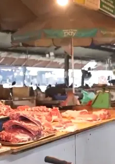 Người dân thận trọng nhưng không quay lưng với thịt lợn