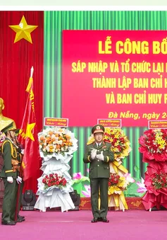 Công bố quyết định của Bộ Quốc phòng và trao Quân kỳ quyết thắng cho các tổ chức quân sự địa phương.