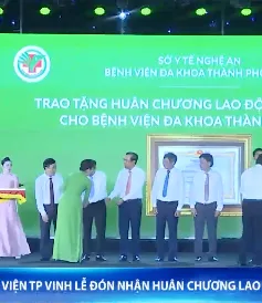 Bệnh viện TP Vinh đón nhận Huân chương lao động Hạng nhất