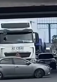 Xe container đẩy ô tô gần 100m trên Quốc lộ 51