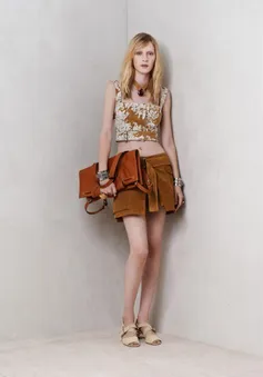 Alexander McQueen phóng khoáng đầy gợi cảm