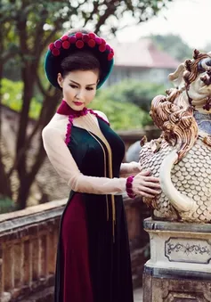 Hoa hậu quý bà Sonya Sương Đặng quý phái với áo dài bên thành cổ Huế