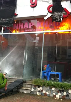 Cháy Salon ô tô trên phố Vũ Phạm Hàm