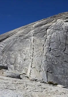 Mạo hiểm chinh phục núi đá Half Dome