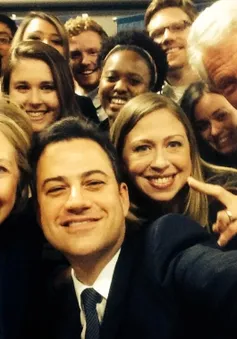 Gia đình cựu Tổng thống Clinton chụp ảnh selfie