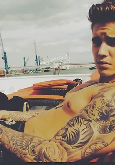 Justin Bieber cởi trần khoe hình xăm