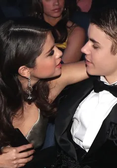 Justin Bieber phản bội Selena Gomez?