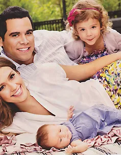 "Thiên thần bóng tối" Jessica Alba giữ thói quen hẹn hò với chồng
