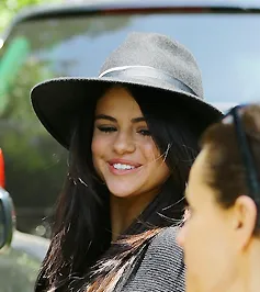 Selena Gomez cầu cứu cảnh sát