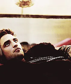 Robert Pattinson tán tỉnh nhiều cô gái một lúc