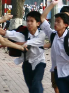 Bạo lực học đường theo kiểu xã hội đen